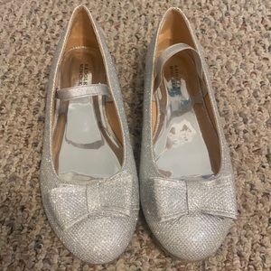 Badgley Mischka silver bow pumps size 5 women’s